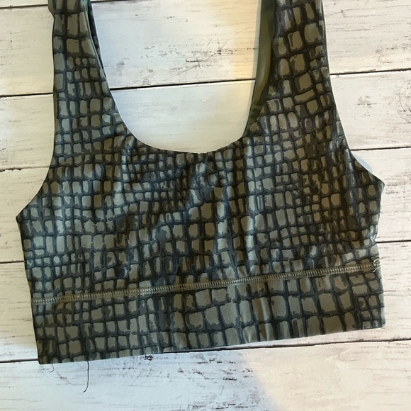 Fabletics Sports Bra Women's Medium Green
Reversible Animal Print Solid - Picture 3 of 6